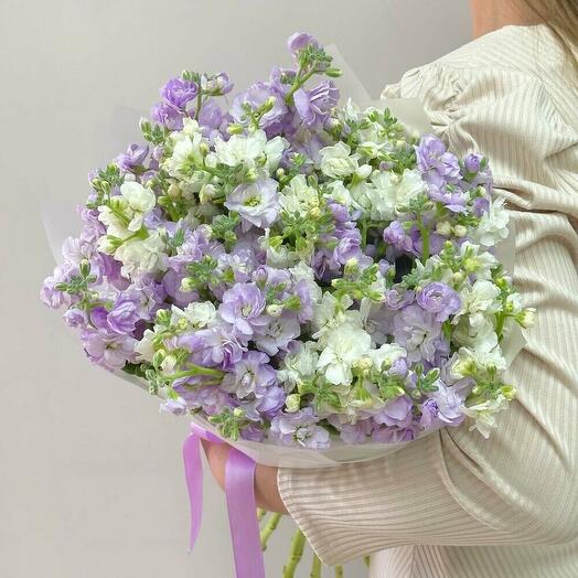 Монобукет из кустовой маттиолы в сиренево-белых тонах