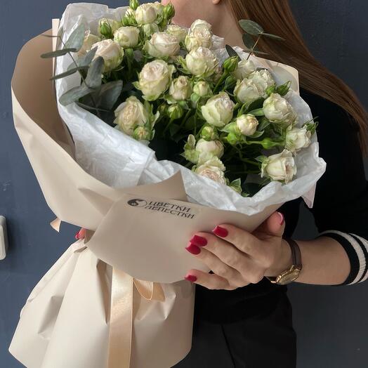 Букет из белых кустовых роз