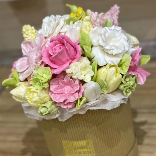 Шляпная коробка из зефира ручной работы на день рождения, праздник, торжество ,диаметром 16 см