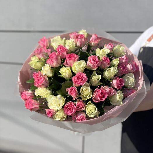 Букет из 51 небольшой кенийской розы 50см
