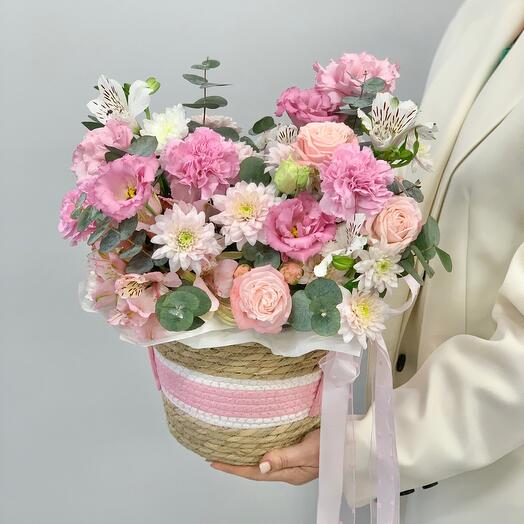 Flores en una cesta rosa mezcla