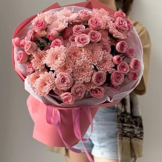 Розовый букет с хризантемой и кустовой пионовидной розой