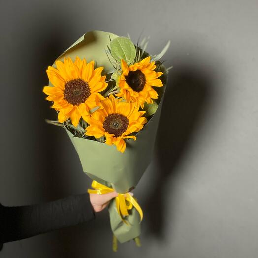 Букет-комплимент из 3 подсолнухов🌻
