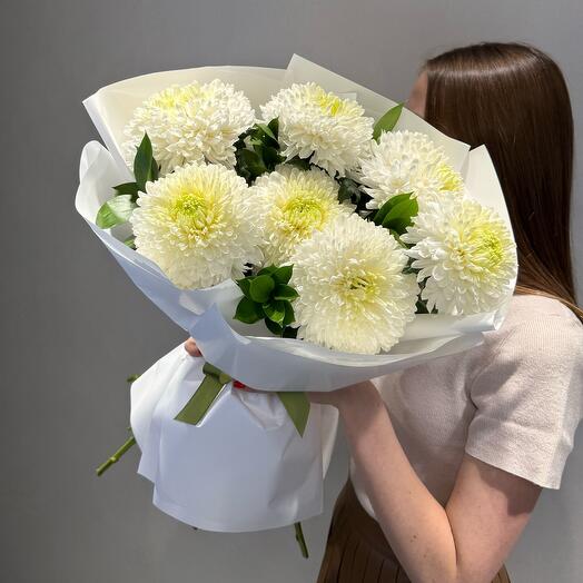 Хризантема одноголовая  Магнум в букете