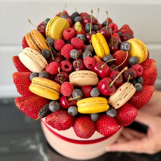 Ягодный букет  букет из клубники вкусный букет сладкий букет  большой клубника в шляпной коробке вишня
