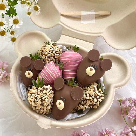 Бенто-клубника в шоколаде «Мишки с орешками 🧸 » - 11-13 шт / девушке