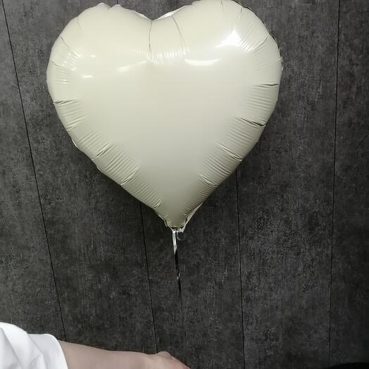 Шар-сердце молочного цвета