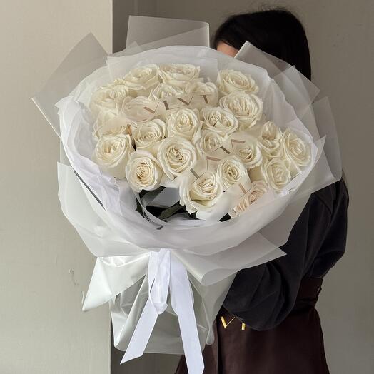 25 белых роз