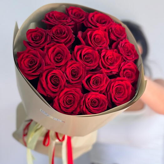 Букет из 19 красных роз
