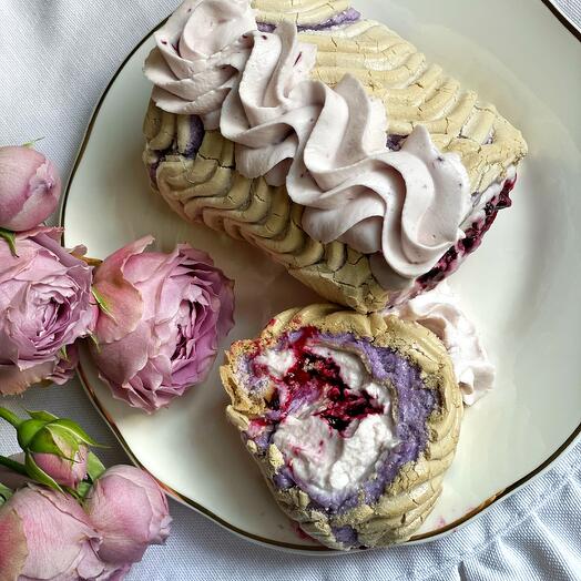 Меренговый рулет со вкусом лаванды и черной смородины для мамы