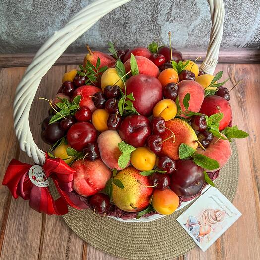 Фруктовая корзина с персиками и черешней