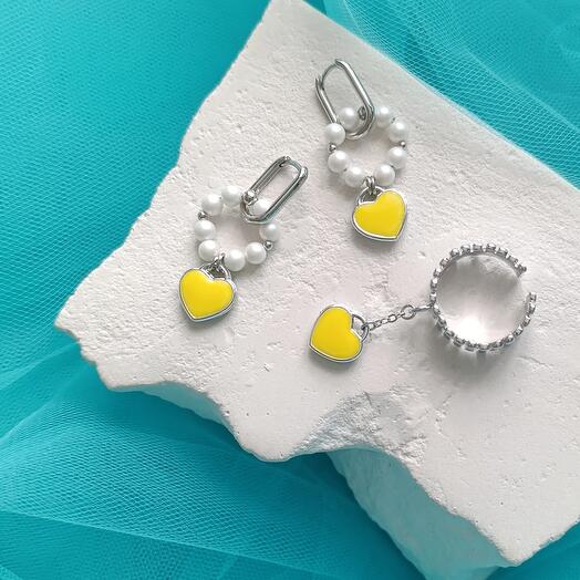 Conjunto de pendientes y anillo con corazones amarillos. Regalo para niña.