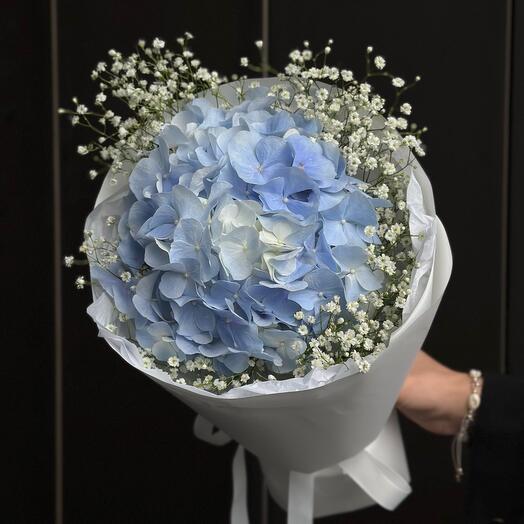 Голубая гортензия🩵 в облаке гипсофилы