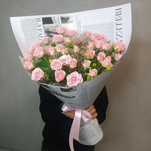 Нежные кустовые розы в стильной упаковке 💕