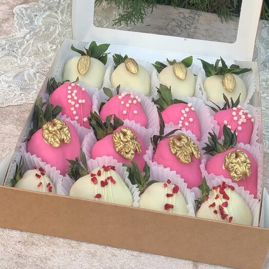 Клубника в розовом и белом шоколаде