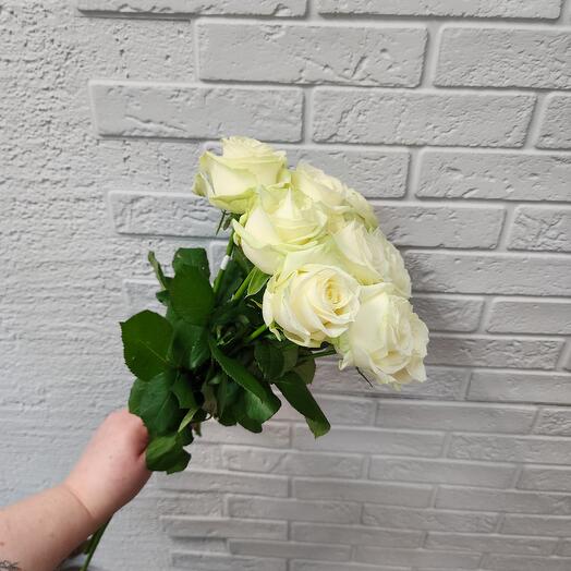 Девять белых роз на ленте