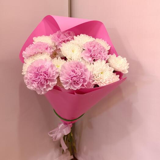 Букет кустовые хризантемы и яркие сиреневые диантусы с оформлением