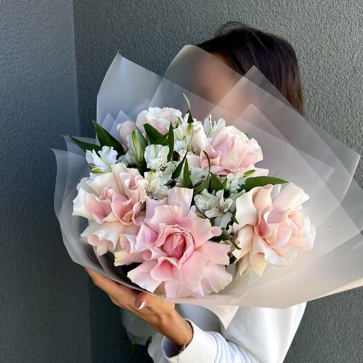 Нежный букет французские розы и белая альстромерия 🌸