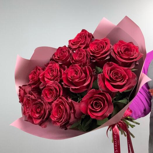 Бордовые розы в стильном оформлении 15 шт