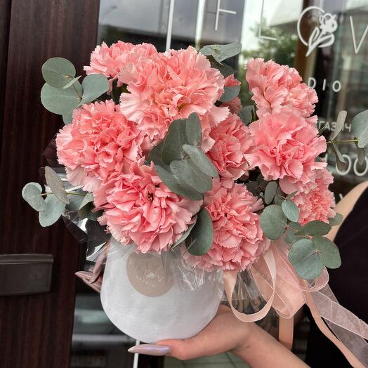 Диантусы с эвкалиптом в коробке «Розовые кружева»