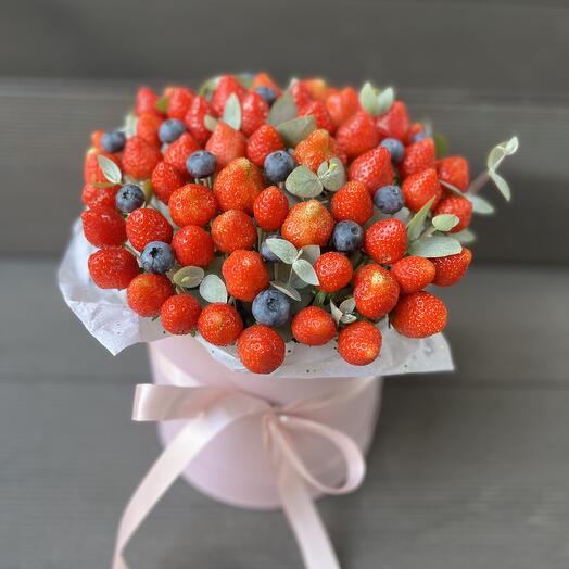 Композиция с клубникой и черникой «Вкус лета»