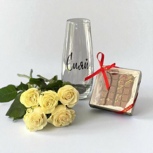 Комбо ваза, белые розы, дубайский шоколад