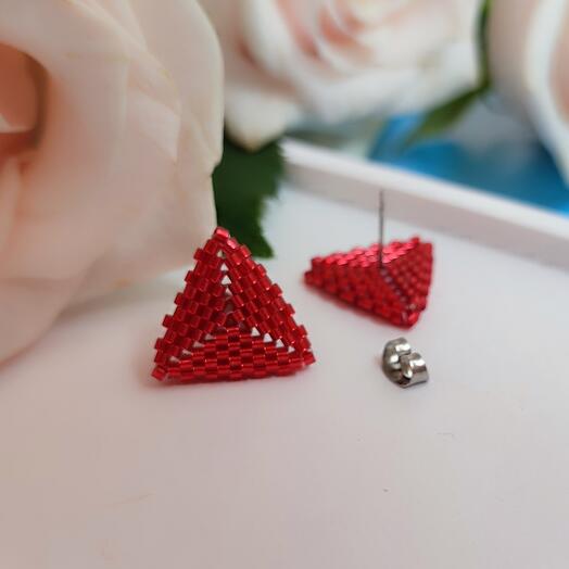 Серьги "Треугольник" из бисера красные S. Грань 1,7 см