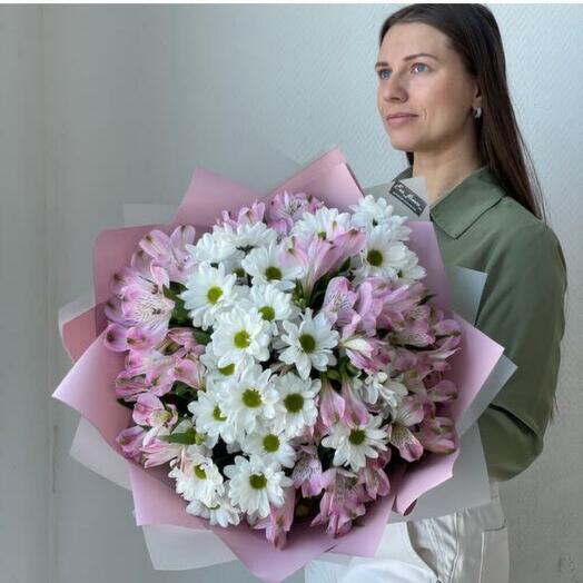 Высокий воздушный букет стойких цветов