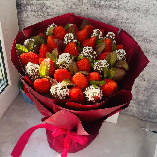 Букет «Клубничная фантазия»