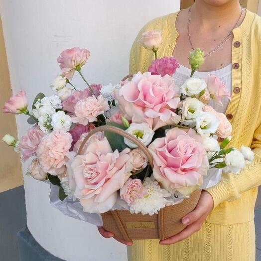 Композиция из французских роз, лизиантуса и кустовой розы