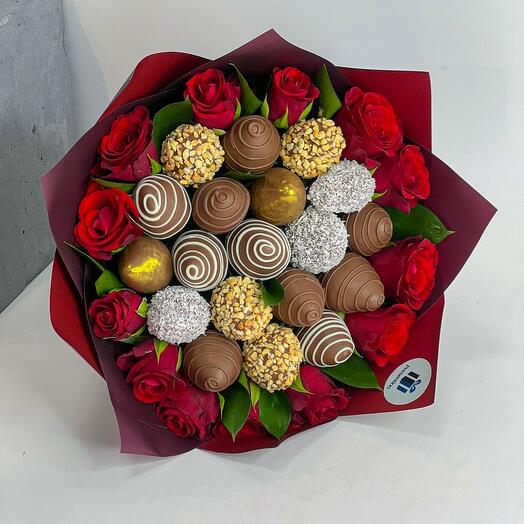 Клубничный букет с розами «Red berry» S