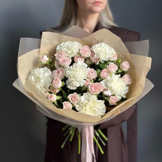 Ramo de autor con rosa arbusto y Dianthus-Polly-