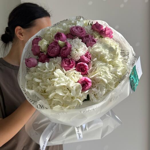 Букет от цветочного дома «TIFFANY» сборный с гортензией и кустовой розой Мисти