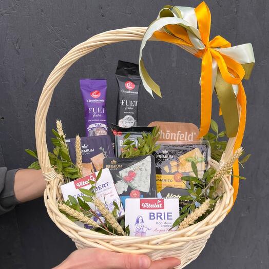 Подарочная корзина с благородными сырами и колбасами