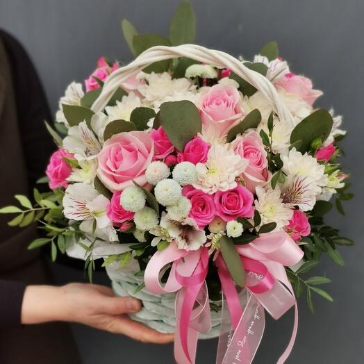 Корзина с розовыми цветами