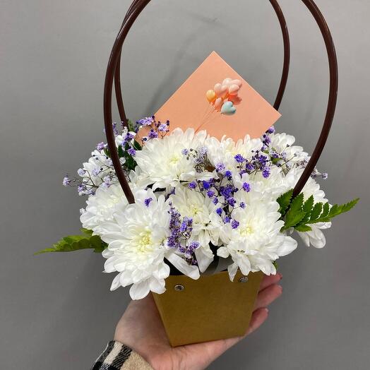 Сумочка с хризантемой и фиолетовой гипсофилой и открыткой