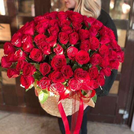 Корзина из 101 розочки "Сюрприз"