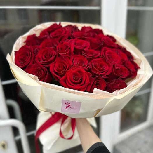 Букет 33 премиальные красные розы Эксплорер