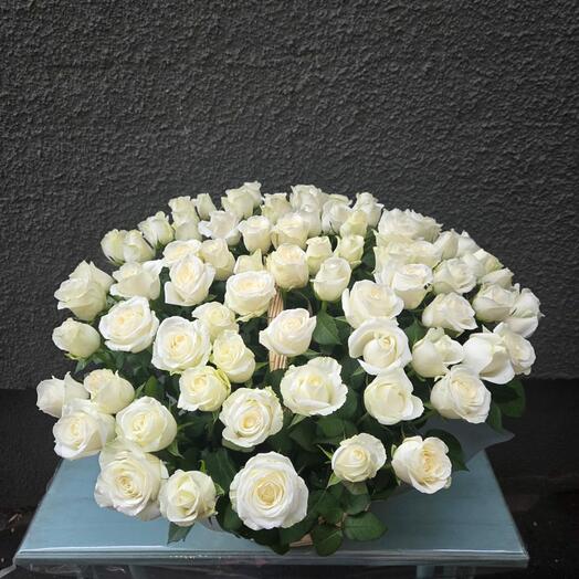 Корзина из 79 белых роз