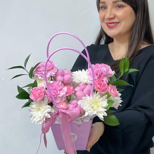 Кружевные диантусы  и кустовые хризантемы с розовым хлопком и веточками рускуса в сиреневой сумочке
