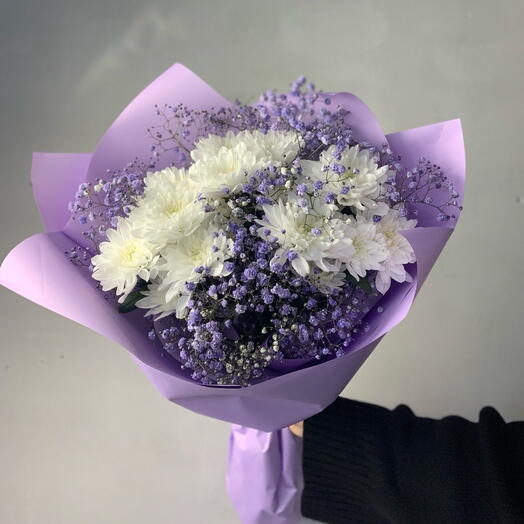 Букет из гипсофилы и хризантемы