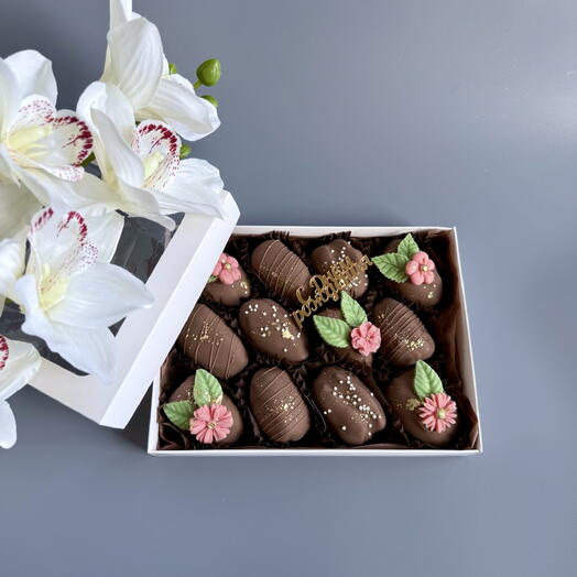 Финики в шоколаде с арахисовой пастой «С днём рождения»