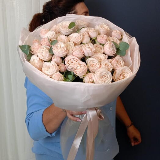 Милый букет с кустовой пионовидной розой