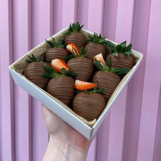 Клубника в молочном шоколаде 9 шт