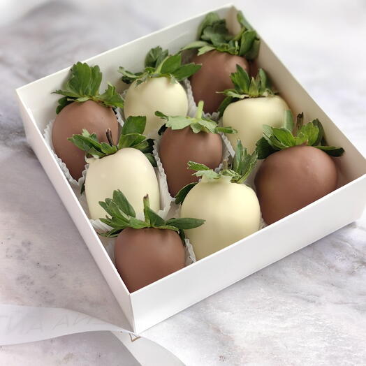 Клубника в молочном и белом шоколаде, набор клубники в шоколаде в подарок 9-12 ягод, клубника маме в подарок