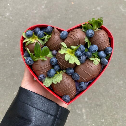 Сердце клубника в шоколаде с голубикой