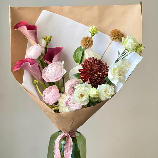 Букет из калл, ранункулюсов ханой, эустомы, хризантемы бигуди и скабиозы