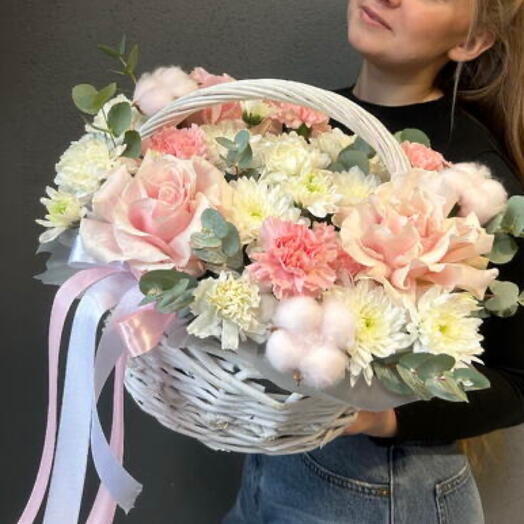 Корзина с цветами «Plush»(Роза французская, хризантема кустовая, диантусы , хлопок, эвкалипт)