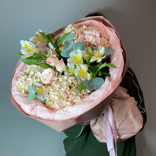 Сборный букет с гортензией, альстромерией и кустовой розой
