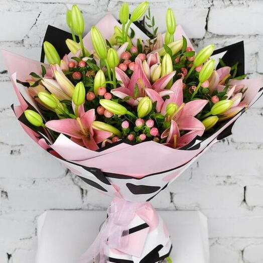 Bouquet of 9 pink lilies with hypericum